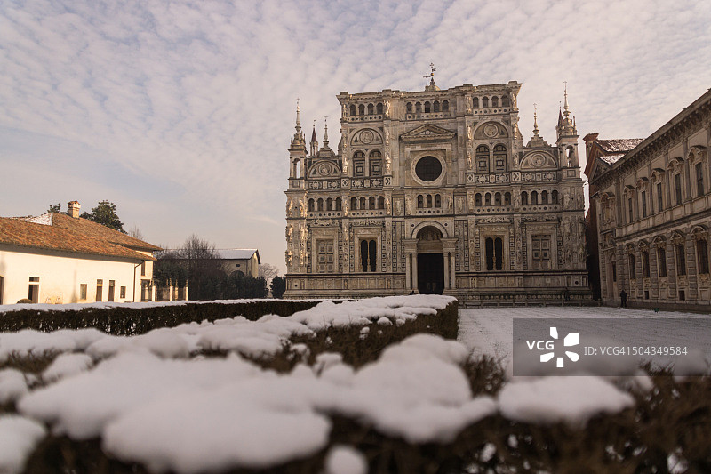 下雪天的帕维亚沙特勒斯修道院图片素材