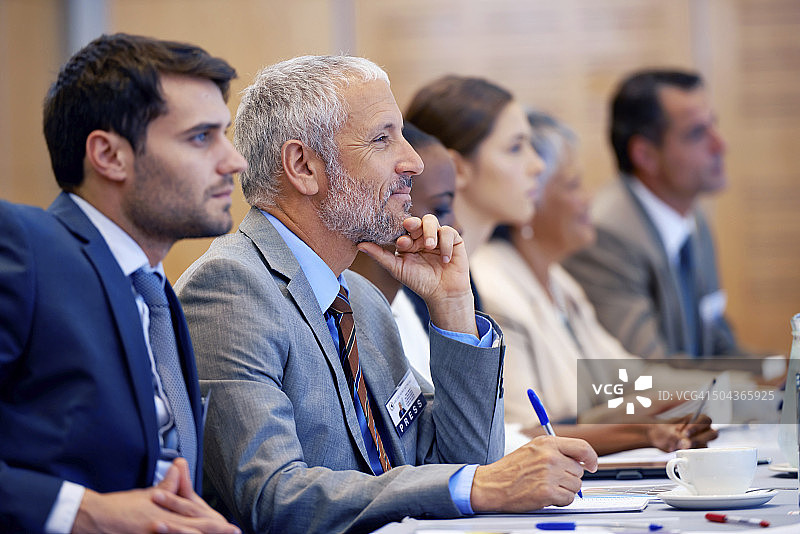 严肃的新闻报道图片素材