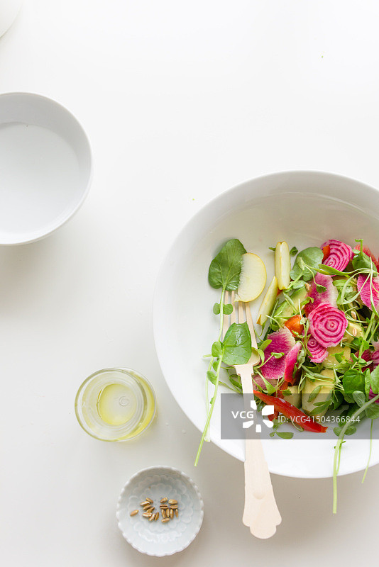 基奥贾甜菜，牛油果，苹果和豆瓣菜夏季沙拉图片素材