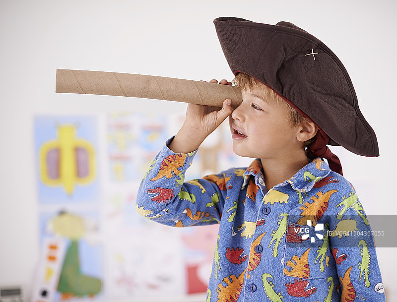 用望远镜观察图片素材