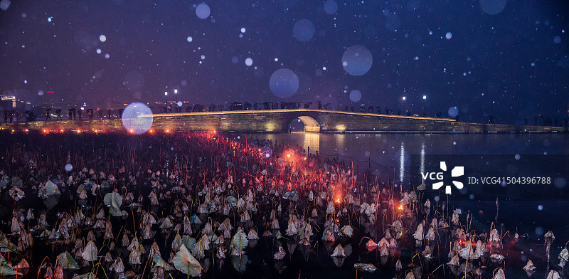 杭州西湖雪夜断桥图片素材
