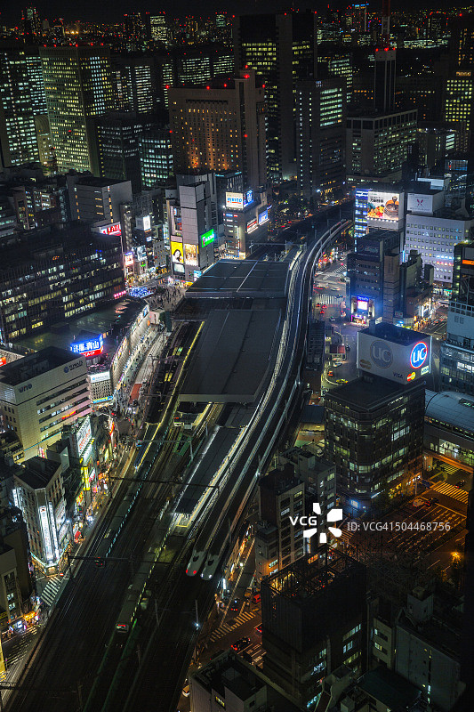东京新桥站夜景鸟瞰及疾驰的子弹头列车图片素材