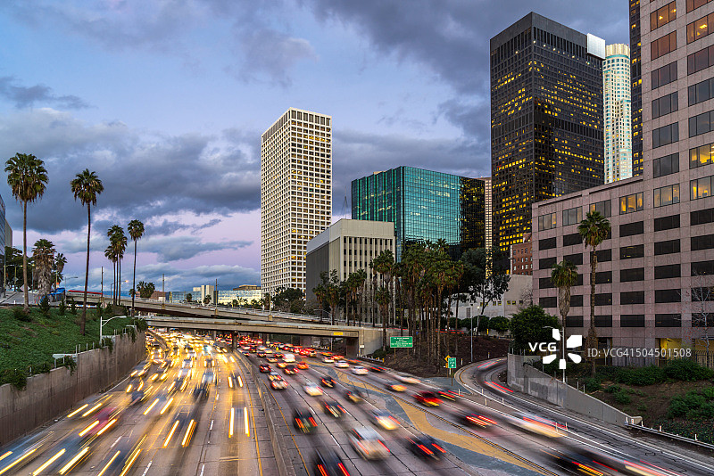 洛杉矶市中心港湾高速公路（110号州际公路）的交通高峰期景象图片素材