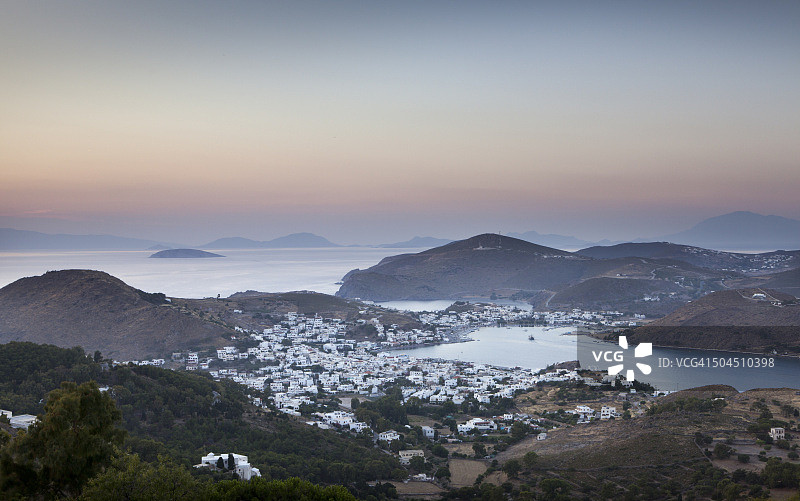 黄昏下的帕特莫斯岛图片素材
