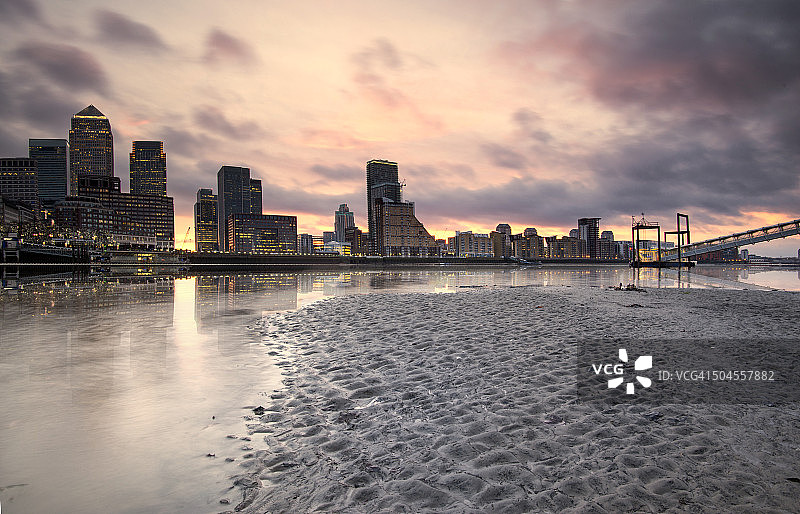 金丝雀码头日出倒影图片素材