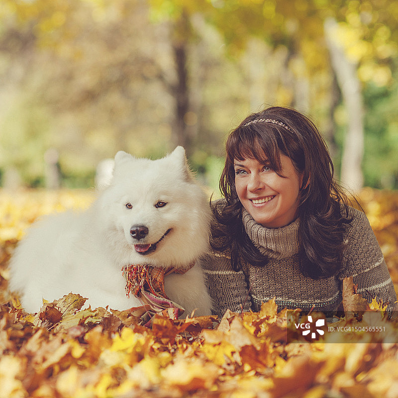 秋天里的女人和狗图片素材