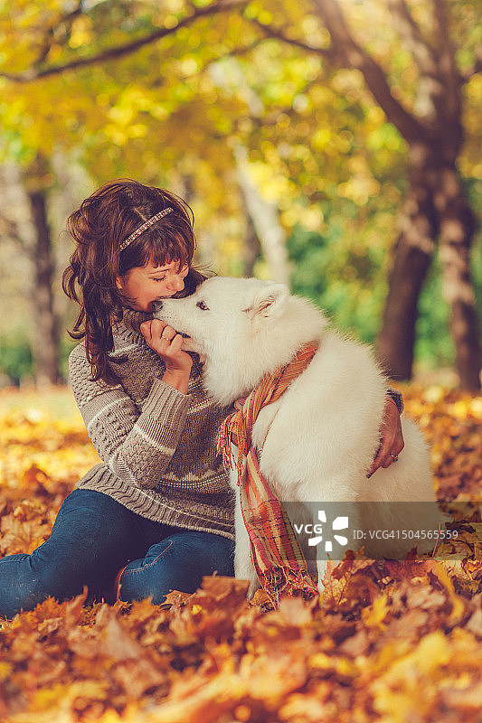 秋天里的女人和狗图片素材