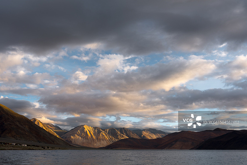 班公湖的日出美景图片素材