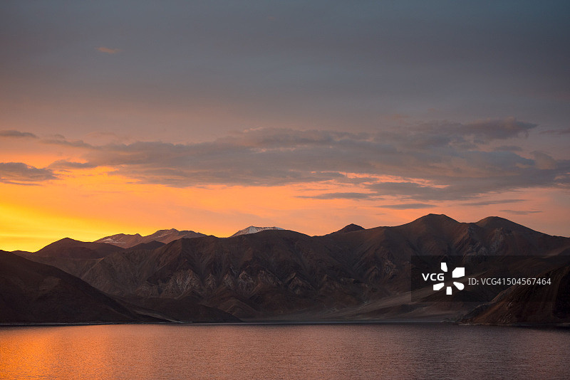 班公错的日落时分图片素材