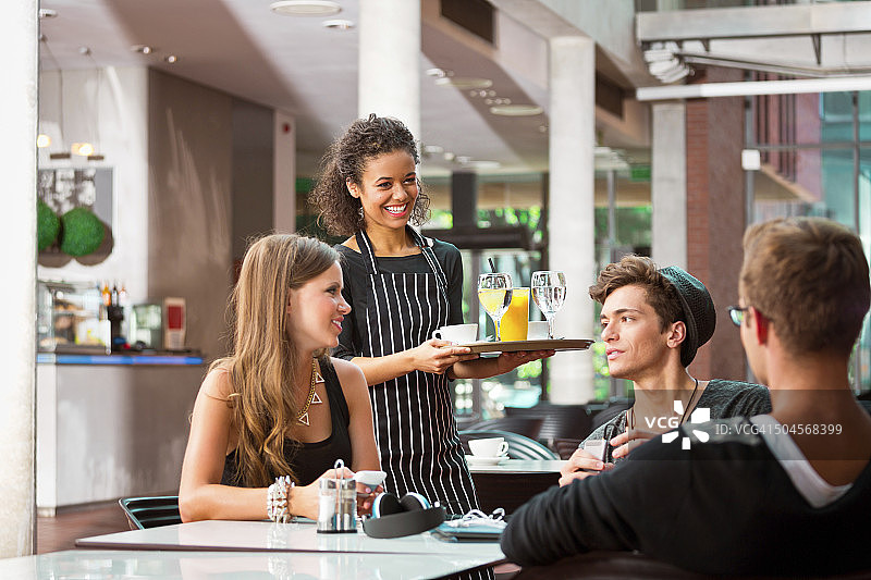 开心的服务员提供饮品图片素材