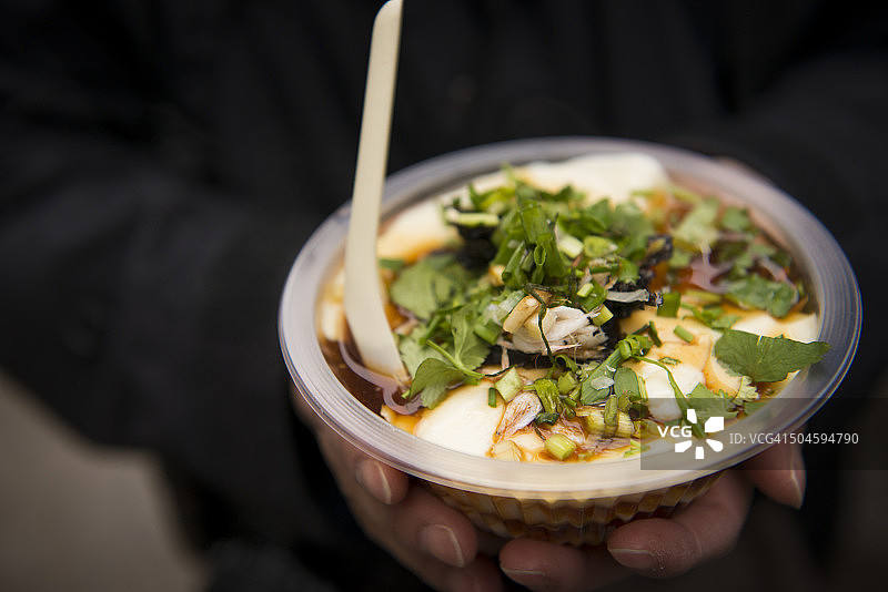 葱姜虾米调味的豆腐花图片素材