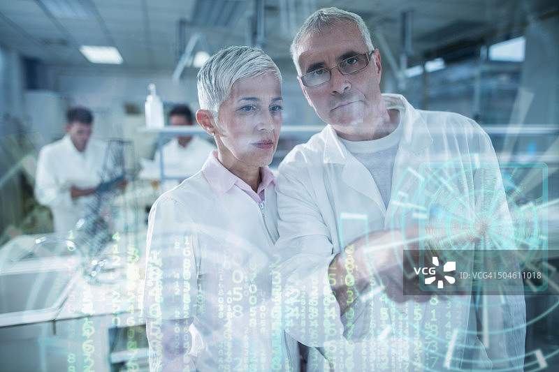 两位化学家在触摸屏上研究数字图像图片素材