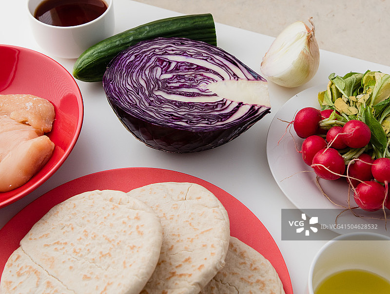 烤鸡肉和凉拌卷心菜皮塔饼的食材图片素材
