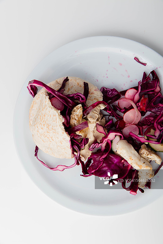 烤鸡肉和红色凉拌卷心菜皮塔饼图片素材