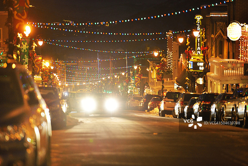 帕克城大街上的车头灯图片素材