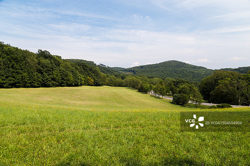 维也纳郊外的乡村山丘和农田图片素材