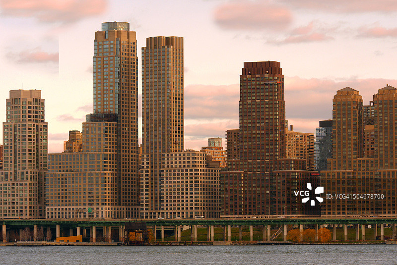 哈德逊河对岸的Trump Place图片素材