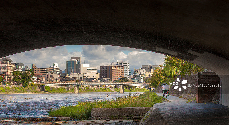 日本京都的鸭川图片素材