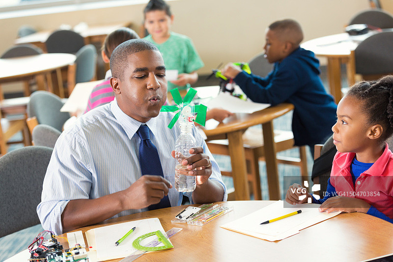 男老师在课堂上向小学生讲解风能图片素材