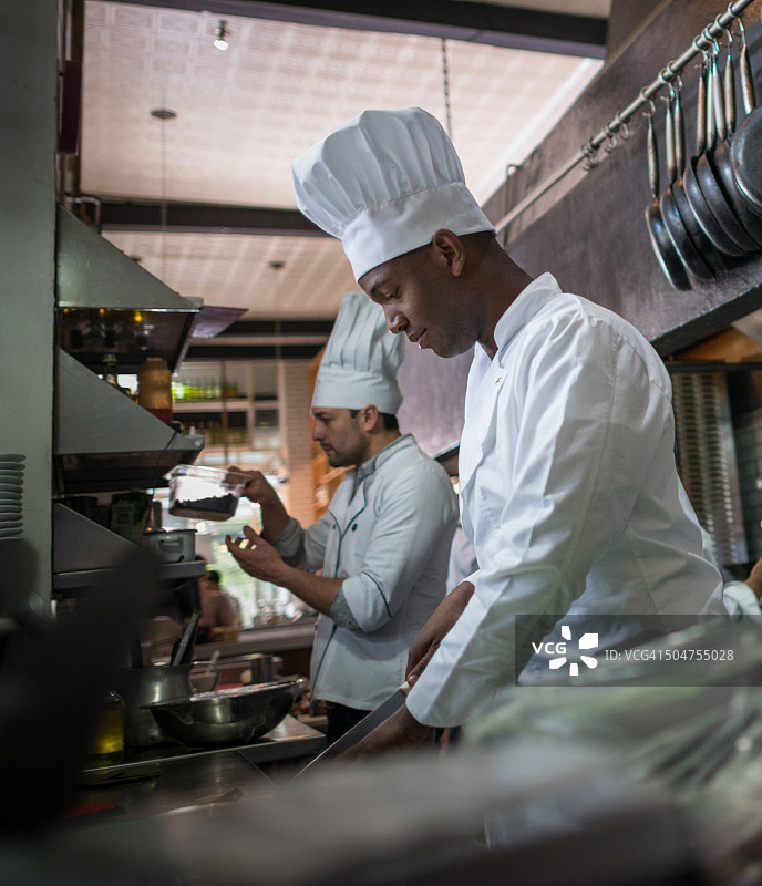 厨师在餐厅烹饪图片素材