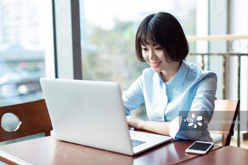 漂亮的年轻女秘书图片素材