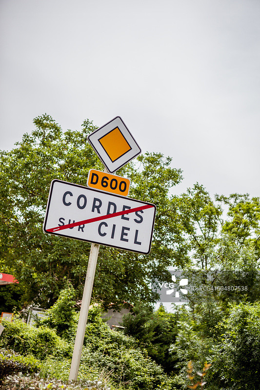 离开科尔德叙尔谢埃的道路标志图片素材
