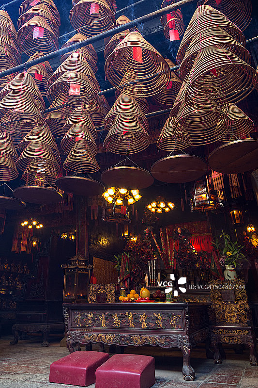 中国香港大埔文武庙的香锥和祭坛，焦点在香锥上图片素材