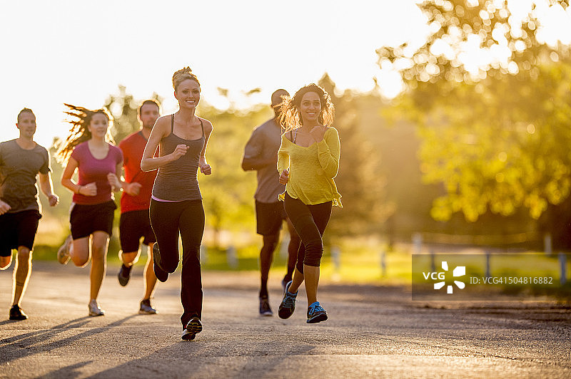 阳光明媚的跑步日图片素材