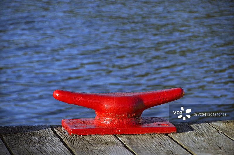 码头上红色的系船柱图片素材