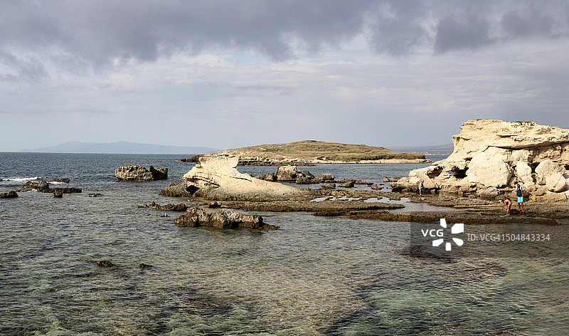 意大利撒丁岛卡拉苏帕洛苏海湾的岩石海岸图片素材