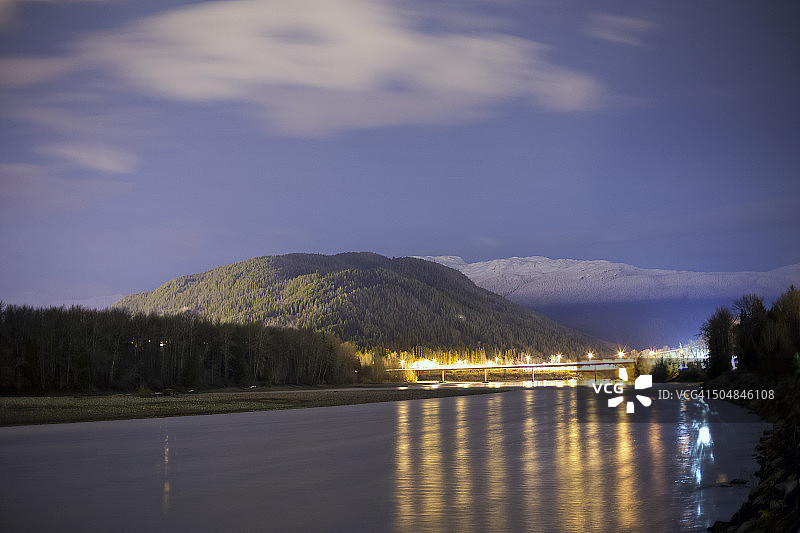斯基纳河的夜景灯光图片素材