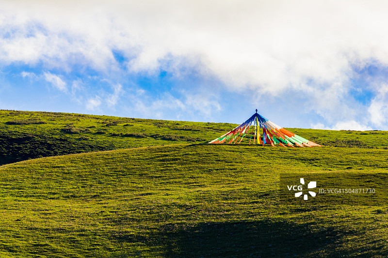 草原上色彩鲜艳的祈祷旗图片素材