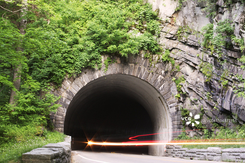 穿梭于山间隧道的车流图片素材