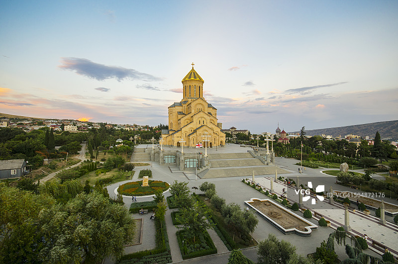 日落时分的第比利斯圣三一主教座堂图片素材