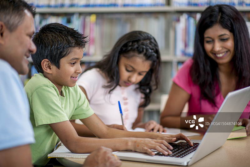 在互联网上研究问题图片素材