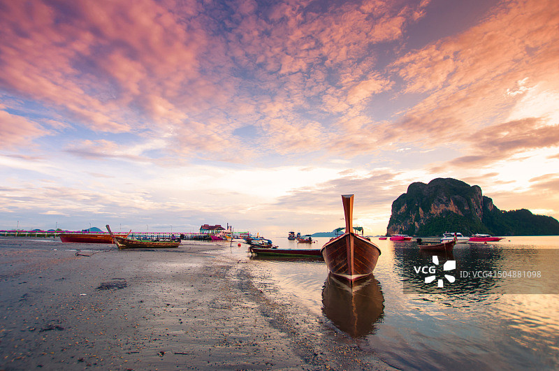 美丽海滩上的长尾船图片素材