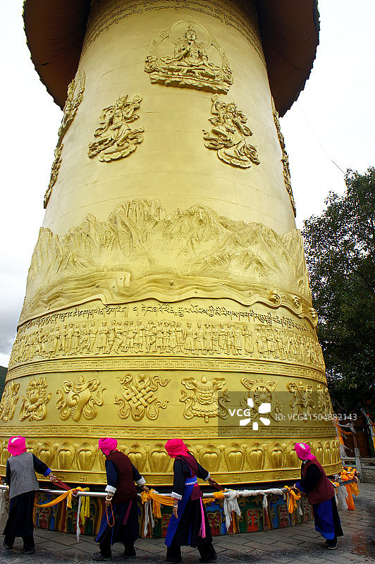 大型藏族祈祷轮图片素材