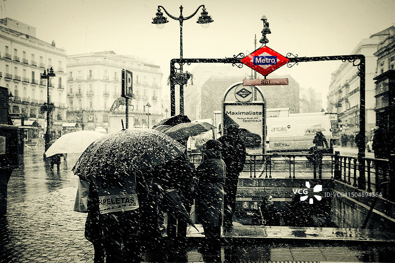 西班牙马德里太阳门广场的雪景图片素材