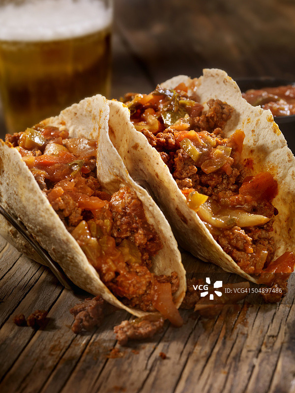 墨西哥玉米卷配莎莎酱和啤酒图片素材