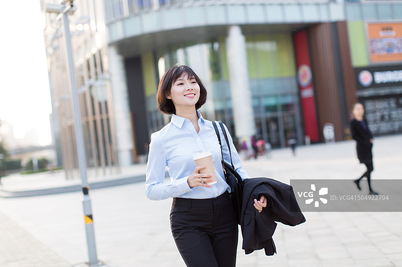 在户外购物的漂亮女孩图片素材