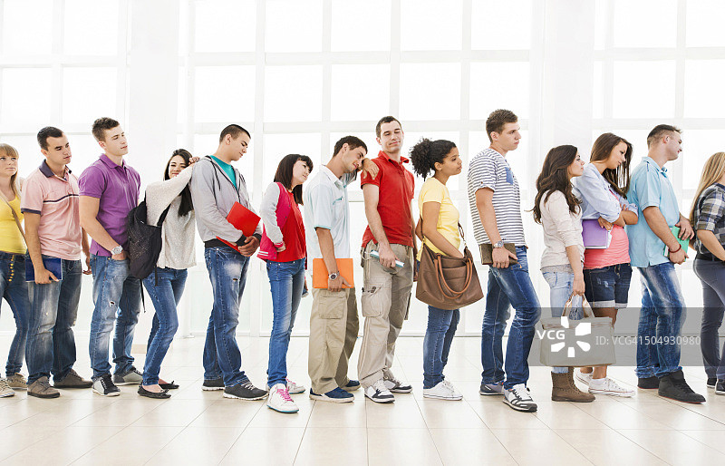 一群感到无聊的学生排队等待图片素材