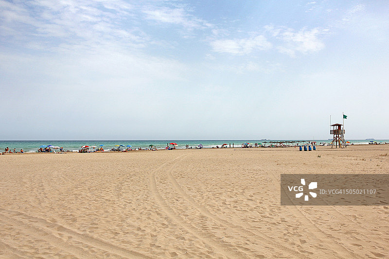 极简海滩与救生员塔图片素材