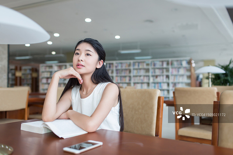 在图书馆里的学生图片素材