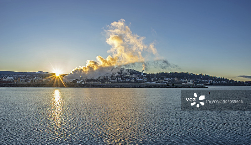 华盛顿州贝灵厄姆斯夸利克姆港的贝灵厄姆湾日出图片素材
