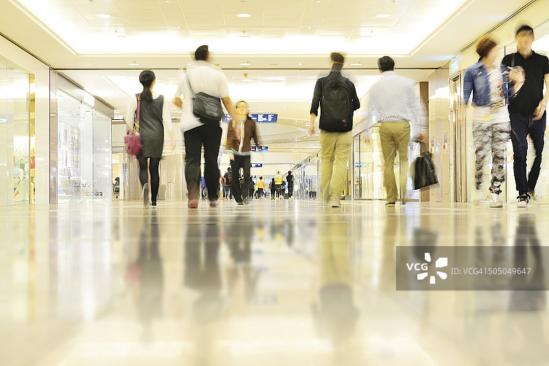 香港购物中心内动态模糊的顾客图片素材