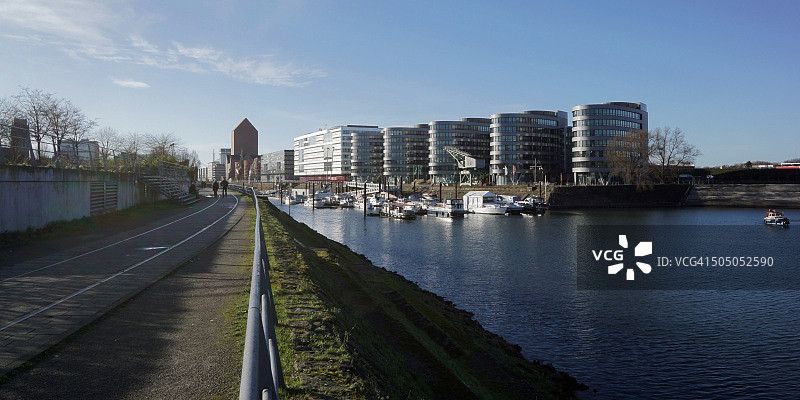 德国杜伊斯堡内港小路图片素材