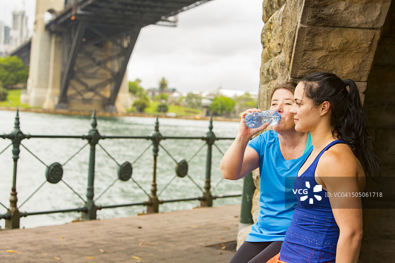 悉尼海港锻炼后的女人和私人教练图片素材