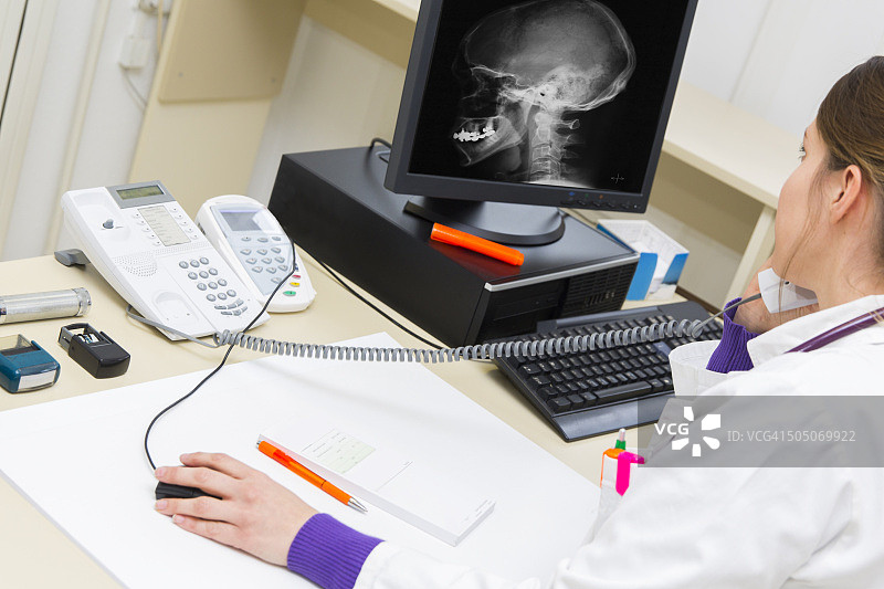 正在工作和打电话的年轻漂亮女医生图片素材