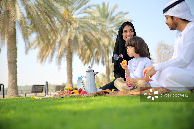 阿拉伯家庭户外野餐图片素材