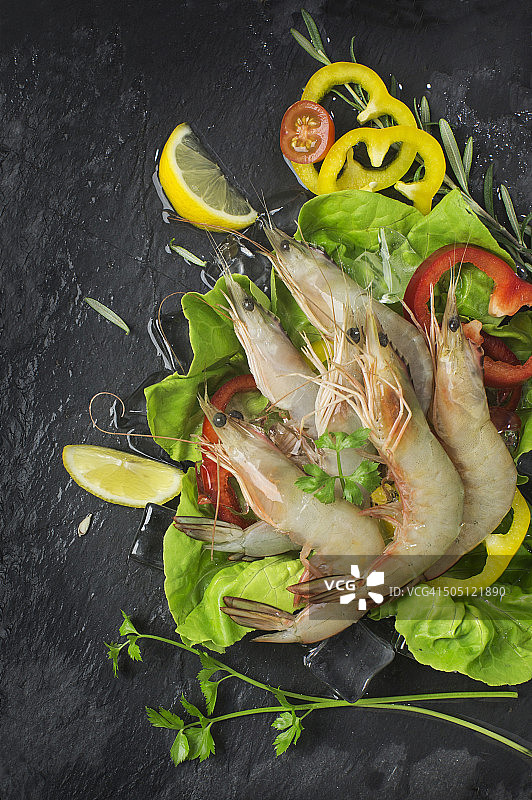 黑色背景上的冰镇鲜虾蔬菜图片素材